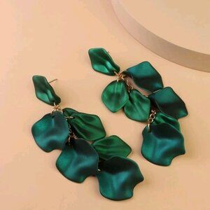 1Pair  Vintage Dark Green Petal Shaped Acrylic Fringe Long Earrings